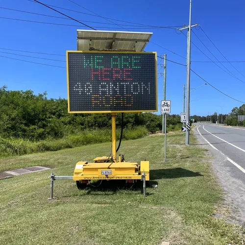 Five colour VMS sign hire — roadside directional daytime
