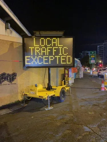 Single colour VMS sign hire — traffic management site